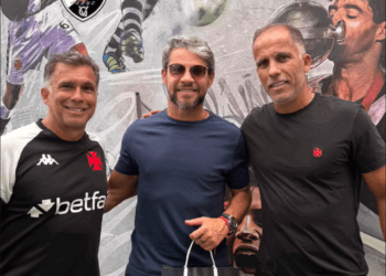 Ex-Vasco e atualmente comentarista, Preto Casagrande visitou o CT e registrou momentos ao lado de Luisinho, Felipe e Marcelo Sant’Ana.