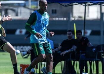 Pedrinho esteve presente no jogo-treino que ocorreu entre Vasco e Boavista no CT Moacyr Barbosa.