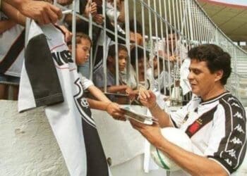 Foto de 1999 registra Roberto Dinamite autografando em São Januário; confira