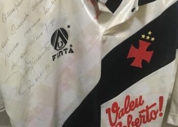 Há 32 anos, Roberto Dinamite se despedia dos campos de futebol.