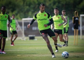 Testado por Carille durante o jogo-treino, Souza não é uma das prioridades do Vasco para a renovação.