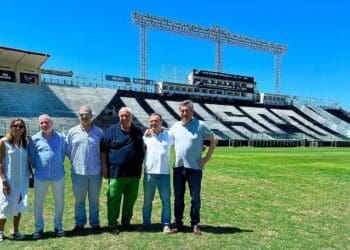 Vice-prefeito de Lisboa fez visita a São Januário e presenteou o Vasco com uma medalha