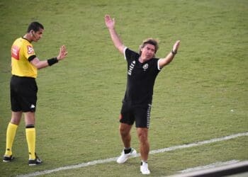 Ex-treinador do Vasco, Ricardo Sá Pinto critica Benítez como ‘vagabundo’ e afirma que Leandro Castan estava ‘morto’