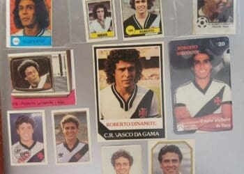 Veja a coleção de adesivos de Roberto Dinamite.