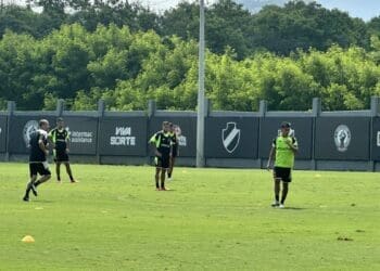 Philippe Coutinho participou do treino com o time do Vasco na manhã desta quarta-feira.