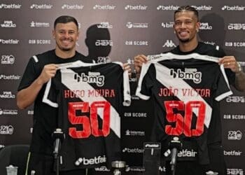 Hugo Moura e João Victor recebem homenagens por completarem 50 partidas com a camisa do Vasco