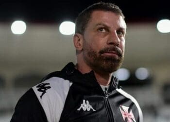 Pedrinho afirma que conversou com Philippe Coutinho e Léo Jardim a respeito dos refletores de São Januário.