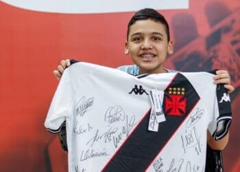 Pequeno torcedor realiza rifa de camisa do Vasco para arrecadar R$ 16 milhões para comprar remédio