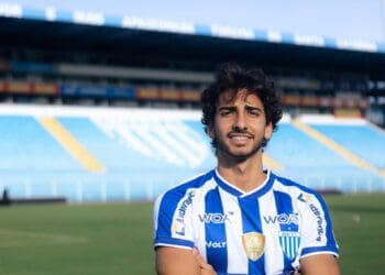 Emprestado pelo Vasco, JP compartilha fotos vestindo a camisa do Avaí: ‘Estou muito feliz por começar esse novo desafio’