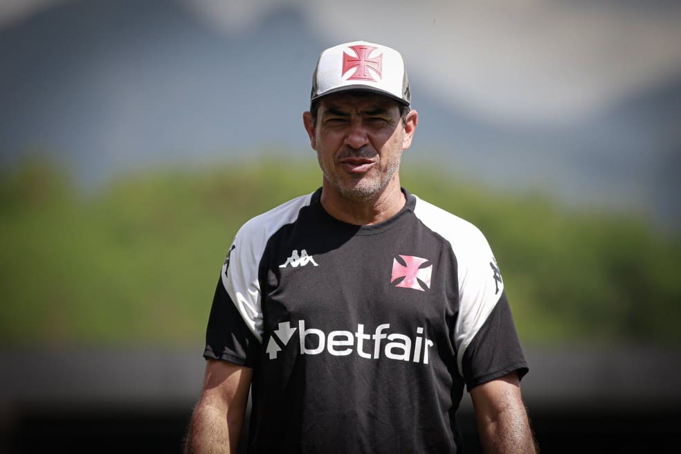 20250328-180807-1-5-fabio-carille-em-treino-do-vasco-nesta-sexta-feira-foto-matheus-limavasco-1 Fábio Carille em treino do Vasco nesta sexta-feira — Foto: Matheus Lima/Vasco