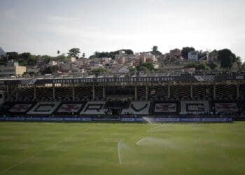 Vasco compartilha imagem de São Januário momentos antes do confronto contra o Santos.