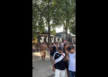 Movimentação intensa ao redor de São Januário para o confronto contra o Santos; assista ao vídeo.