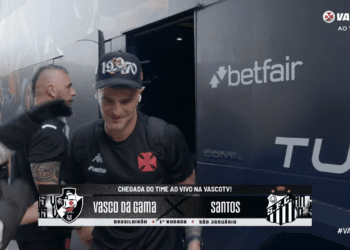 Vegetti chega a São Januário usando boné da Força Jovem; confira a imagem