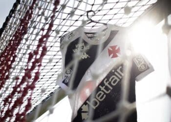 Vasco usará o uniforme preto na partida contra o Santos.