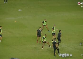 Jogadores do Vasco realizam aquecimento em São Januário