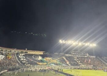Veja a imagem e o vídeo do bandeirão da Força Jovem na torcida de São Januário antes do jogo entre Vasco e Santos.