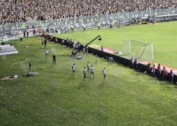 Carille enviou os jogadores reservas do Vasco para o aquecimento antes da pausa na partida entre Vasco e Santos.