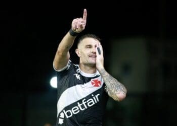 Vasco conquista sua terceira vitória consecutiva, derrotando o adversário por 2 a 1 na estreia do Brasileiro.