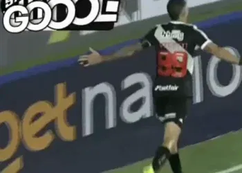 Transmissão da Record TV erra ao exibir escudo do Santos durante o gol de Vegetti; confira.