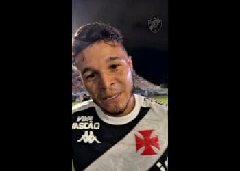 Adson celebra retorno aos campos com triunfo em São Januário; assista ao vídeo.