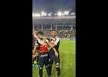 Payet e Vegetti celebram a reviravolta em São Januário; assista ao vídeo