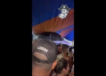 Torcedores festejaram a vitória do Vasco nas proximidades de São Januário; assista ao vídeo.