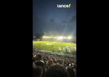 Veja os vídeos da exibição de luzes e da cerimônia de entrada das bandeiras da FJV no campo, antes do jogo entre Vasco e Santos.