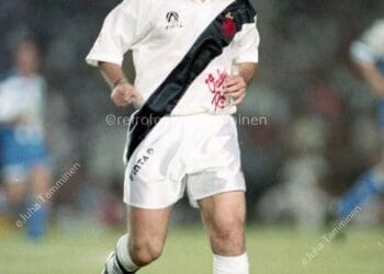 Fotógrafo finlandês compartilha foto de Zico jogando com a camisa do Vasco: ‘Não é Photoshop, nem inteligência artificial’