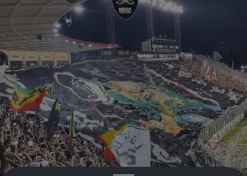 Bruno Guimarães assiste a vídeo da celebração da torcida do Vasco em São Januário durante o jogo contra o Santos.