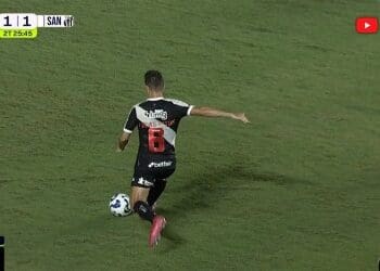 Goleiro do Santos realizou uma defesa espetacular em uma cabeçada de Vegetti; confira