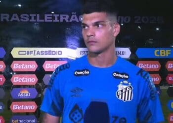 Festa da torcida do Vasco impediu que goleiro do Santos escutasse pergunta de repórter após a partida; confira o vídeo