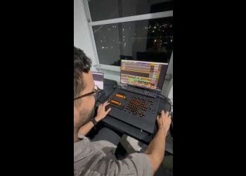 Ao som de Iron Maiden, veja o teste de sincronia entre o sistema de som e a iluminação de São Januário.