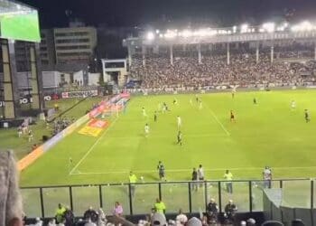 Confira o gol de Nuno Moreira diante do Santos sob a perspectiva da torcida visitante.