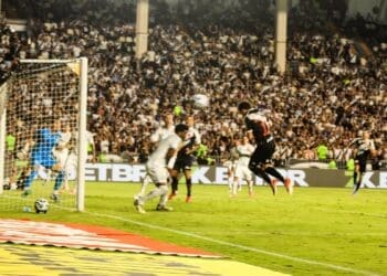 Sequência de imagens captura o gol e a celebração de Nuno Moreira diante do Santos.