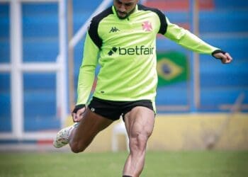 Vasco compartilha imagens do treino realizado nesta terça-feira no Estádio Municipal de Sachaca; confira