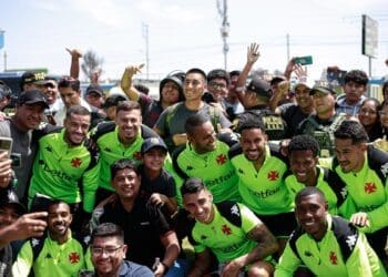 Jogadores do Vasco se reuniram com torcedores após o treinamento no Peru.