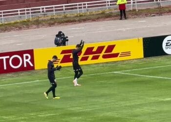 Goleiros do Vasco realizam aquecimento em campo; assista ao vídeo
