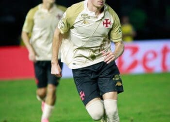 Vasco comunica sobre o empréstimo de Maxime Domínguez, enquanto Toronto oficializa a contratação do meia.