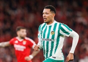 Clubes ingleses mostram interesse em Clayton, ex-jogador do Vasco