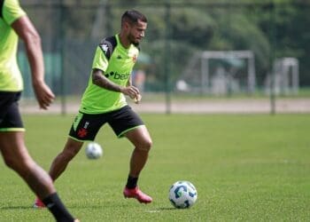 Paulinho e Garré correm o risco de perder posições no time titular para o confronto contra o Corinthians.