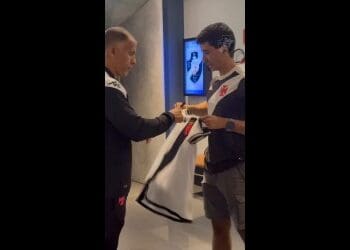 Sócios fazem visita ao elenco no hotel em São Paulo; confira o vídeo