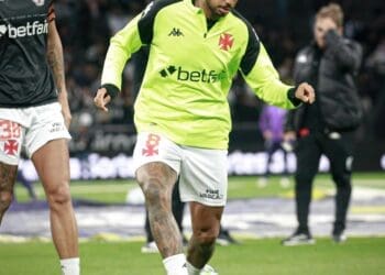 Vasco compartilha imagens do aquecimento dos atletas antes do confronto com o Corinthians.