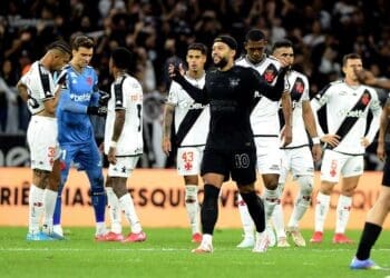 Defesa do Vasco comete falhas e cede 7 gols em 3 partidas