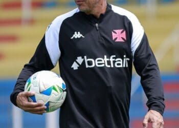 Fábio Carille soma 7 vitórias, 4 empates e 5 derrotas à frente do Vasco.