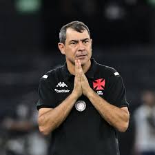 Vasco já mudou de treinador 26 vezes na última década.