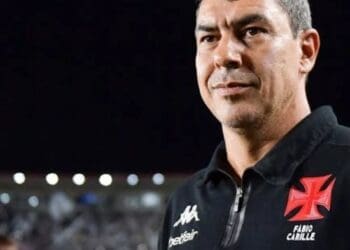 Diretoria do Vasco se encontrará neste domingo para decidir sobre o futuro de Carille, afirma jornalista.