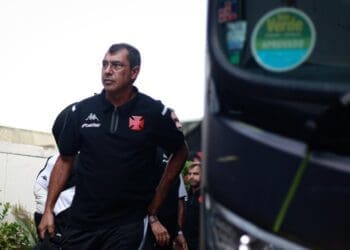 Dos treinadores sem clube, Fernando Diniz é o que mais atrai a atenção do Vasco.