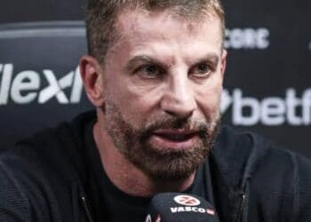 Pedrinho foi persuadido a não dispensar Carille neste domingo, segundo informações de um jornalista.