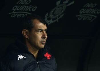 Após derrotas para Melgar e Corinthians, Fábio Carille começa a semana sob pressão no Vasco.