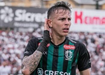 Vasco mantém o interesse no atacante Moraes, do Maringá.